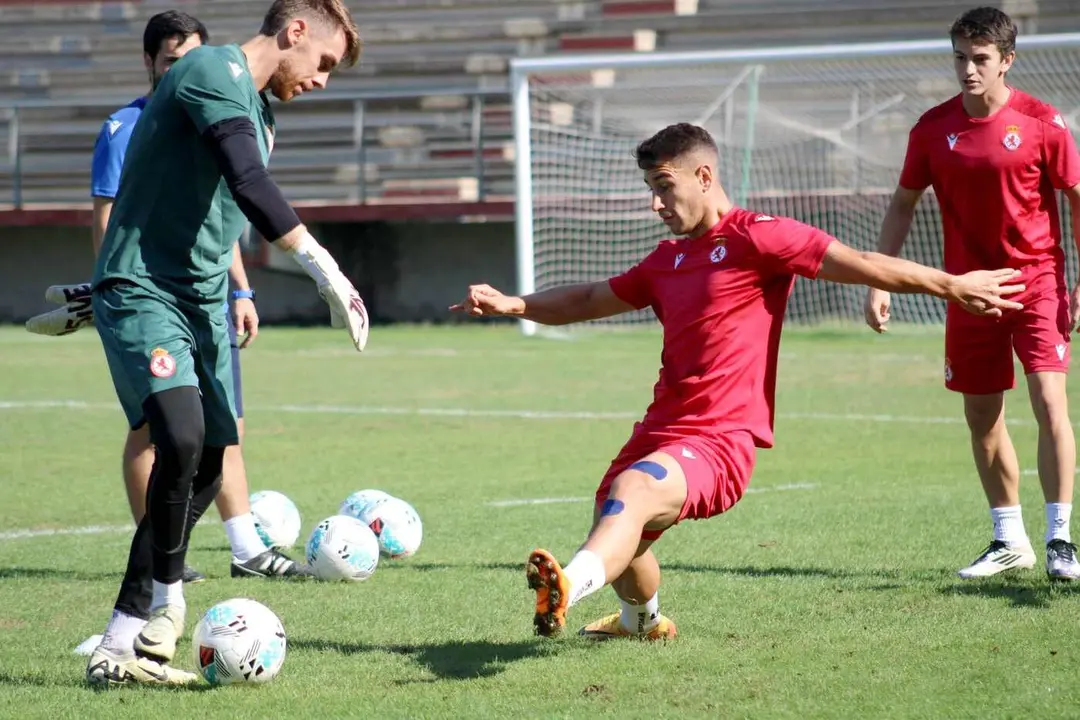 Manu Justo, durante un entrenamiento con la Cultural y Deportiva Leonesa.