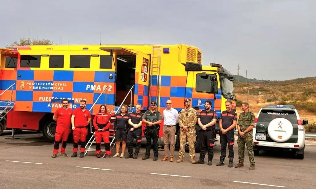 El embajador de Países Bajos se interesa por las labores de extinción de incendios en el PMA de Garaño en León. Foto: Guardia Civil de León