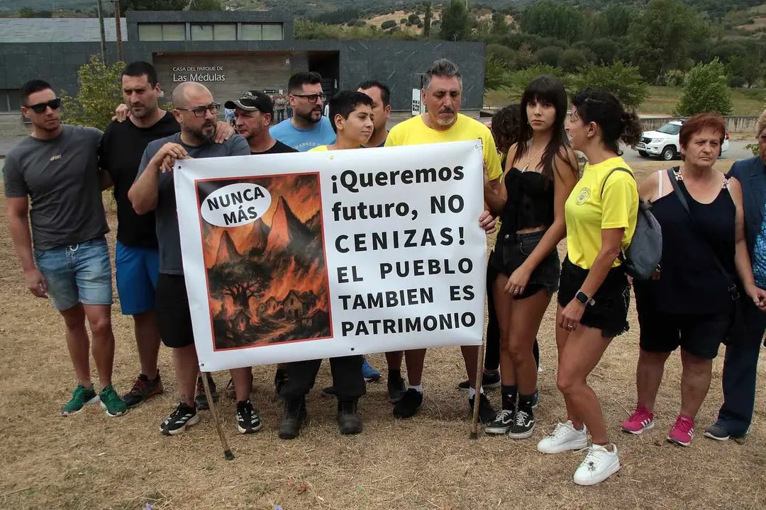 Vecinos de Carucedo se manifiestan a la llegada de los Reyes