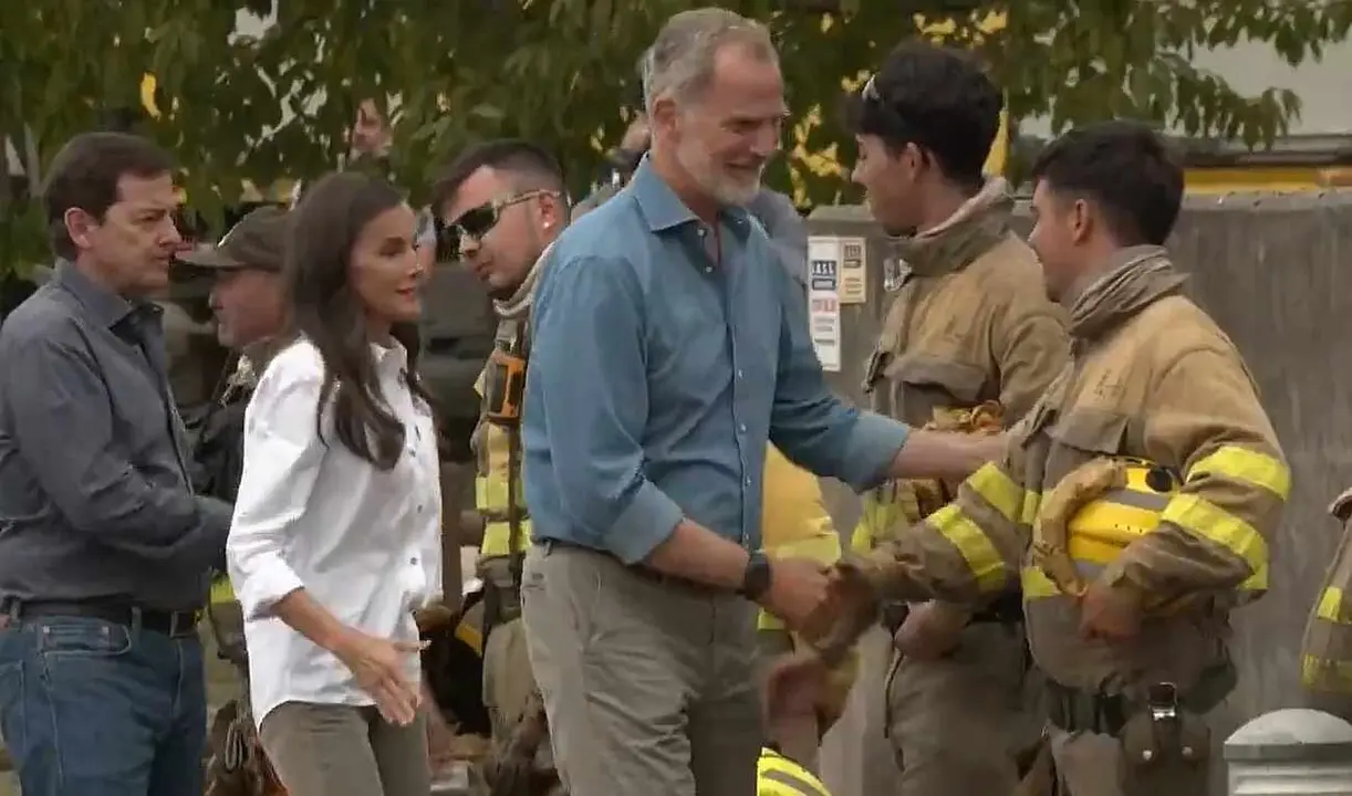 Momento en el que los brigadistas niegan el saludo a Fernández-Mañueco.