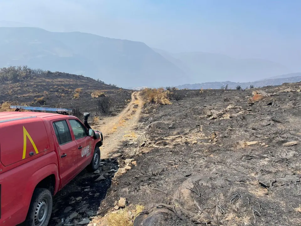 Efectivos de la UME realizan labores de vigilancia en el incendios de Yeres.
