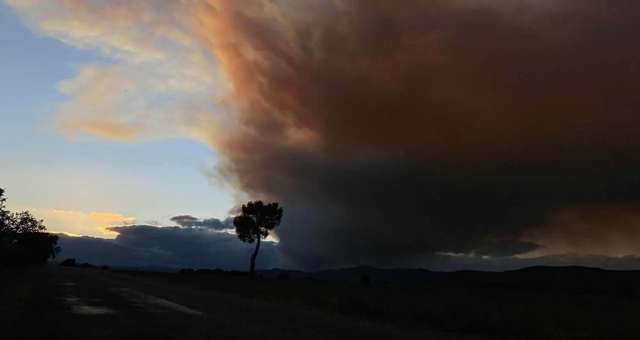 El humo del incendio de Fasgar, sobre La Cepeda. Foto: Peio García