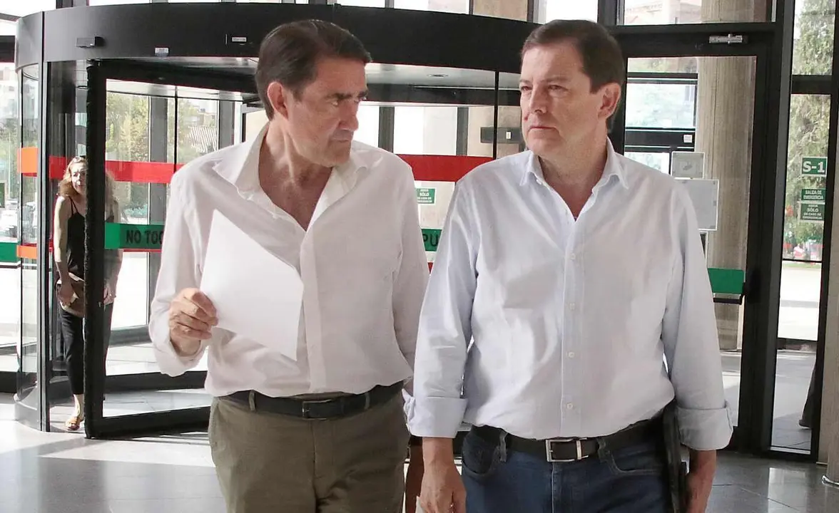 Juan Carlos Suárez-Quiñones conversa con Alfonso Fernández Mañueco en el inicio de la crisis de los incendios; desde entonces, el consejero ha evitado comparecer.