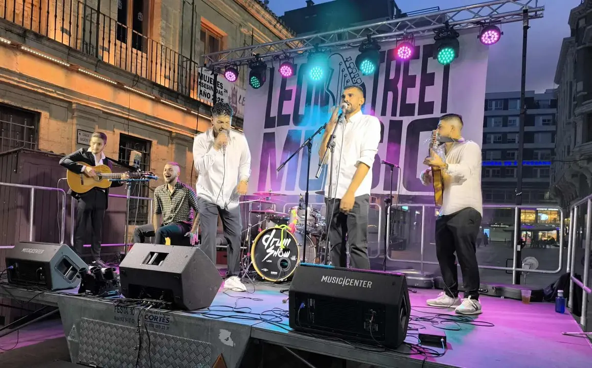 'Los Taberneros' y 'DrumShow' abarrotan San Marcelo en el cierre del León Street Music