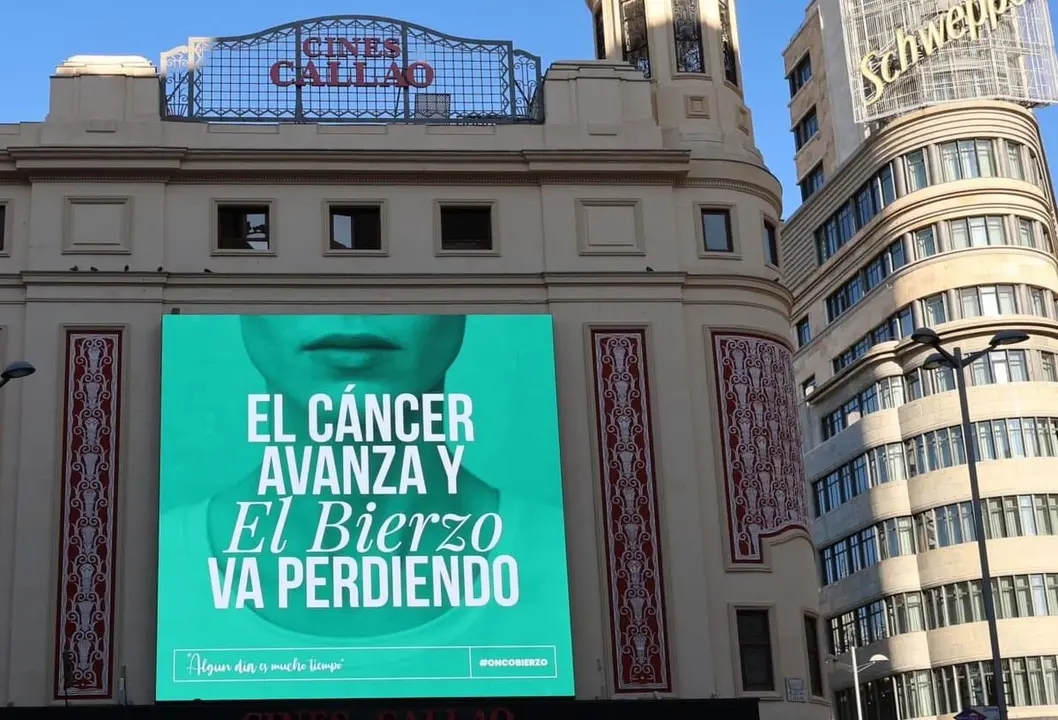 Uno de los mensajes de Oncobierzo en la plaza de Callao de Madrid.
