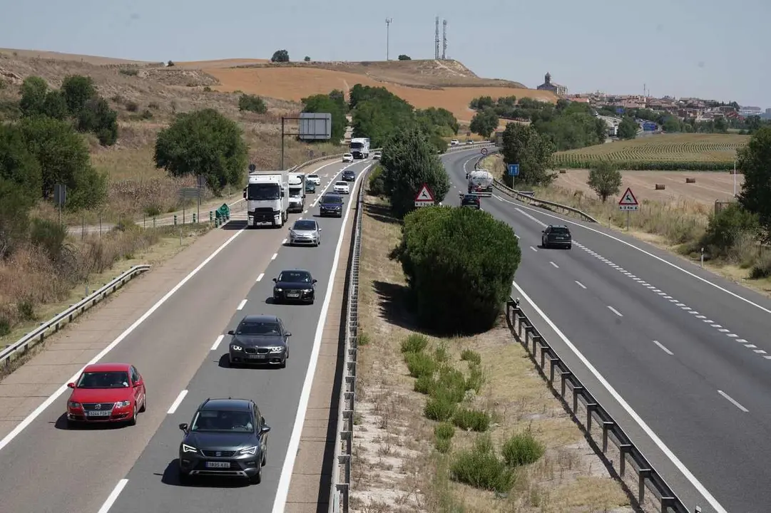 Numerosos vehículos circulan por la A-62 a su paso por la localidad vallisoletana de Simancas en el comienzo de la Operación Salida del mes de agosto