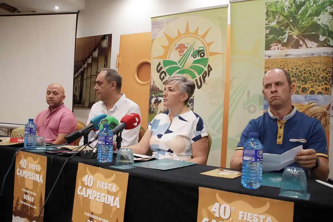 La secretaria general de la Unión de Agricultores y Ganaderos de León, Sonia Castro, presenta una nueva edición de la Feria Campesina de Ugal, acompañada por el secretario de Organización, Valentín Martínez, el secretario de Ganadería, David Rodríguez ,y el alcalde de Boñar, Pepe Villa. Foto: Peio García