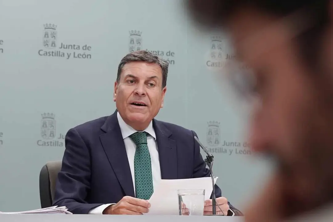 El consejero de Economía y Hacienda y portavoz, Carlos Fernández Carriedo, comparece en rueda de prensa posterior al Consejo de Gobierno.