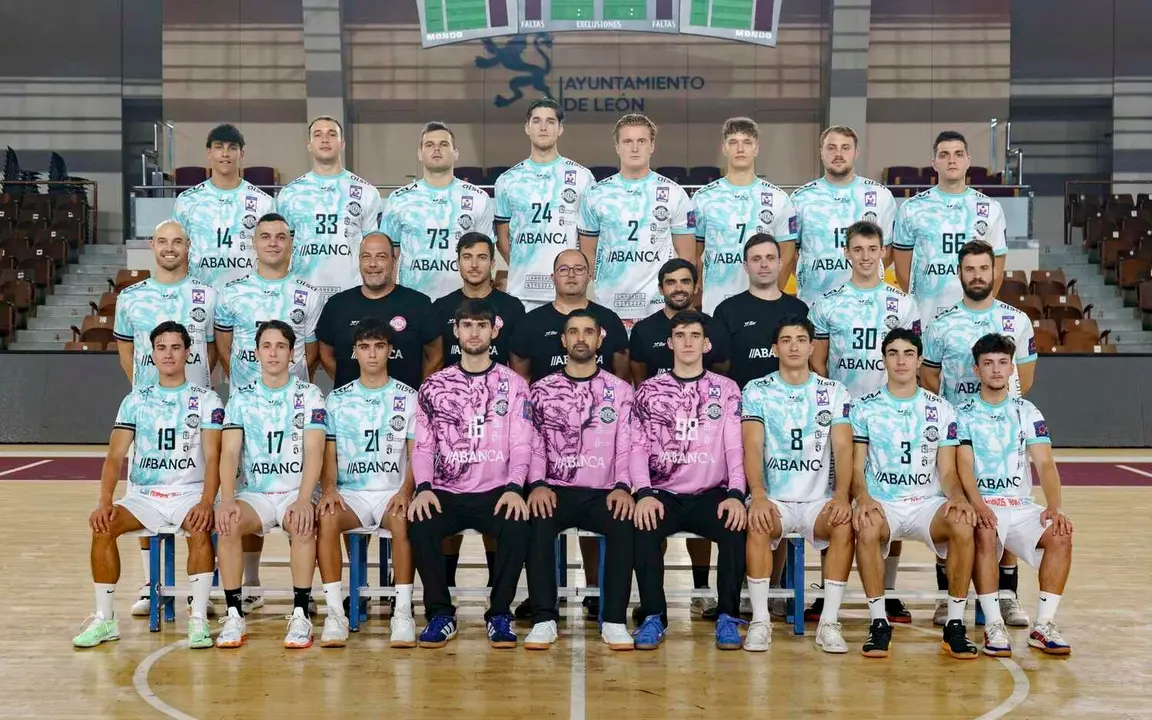Foto oficial de la plantilla del Abanca Ademar para la temporada 25/26.