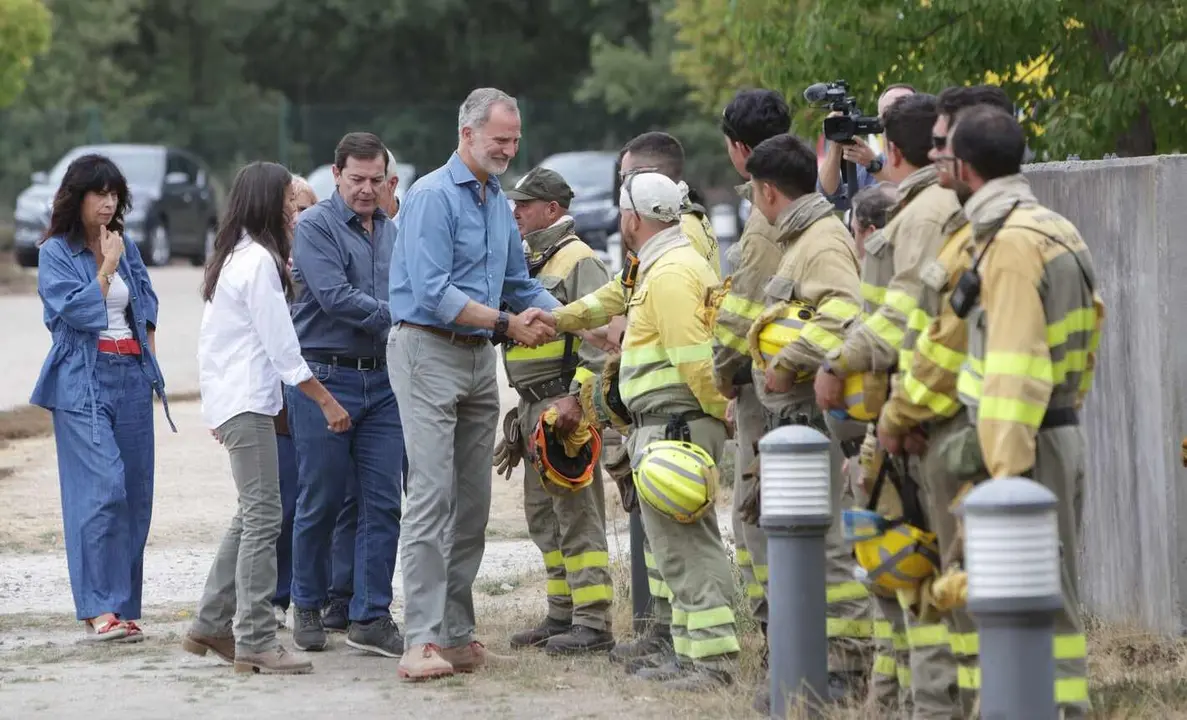 Los reyes visitan las principales zonas afectadas por los incendios forestales en Castilla y León, acompañados del presidente de la Junta, Alfonso Fernández Mañueco. En la imagen, el polémico saludo a los brigadistas.