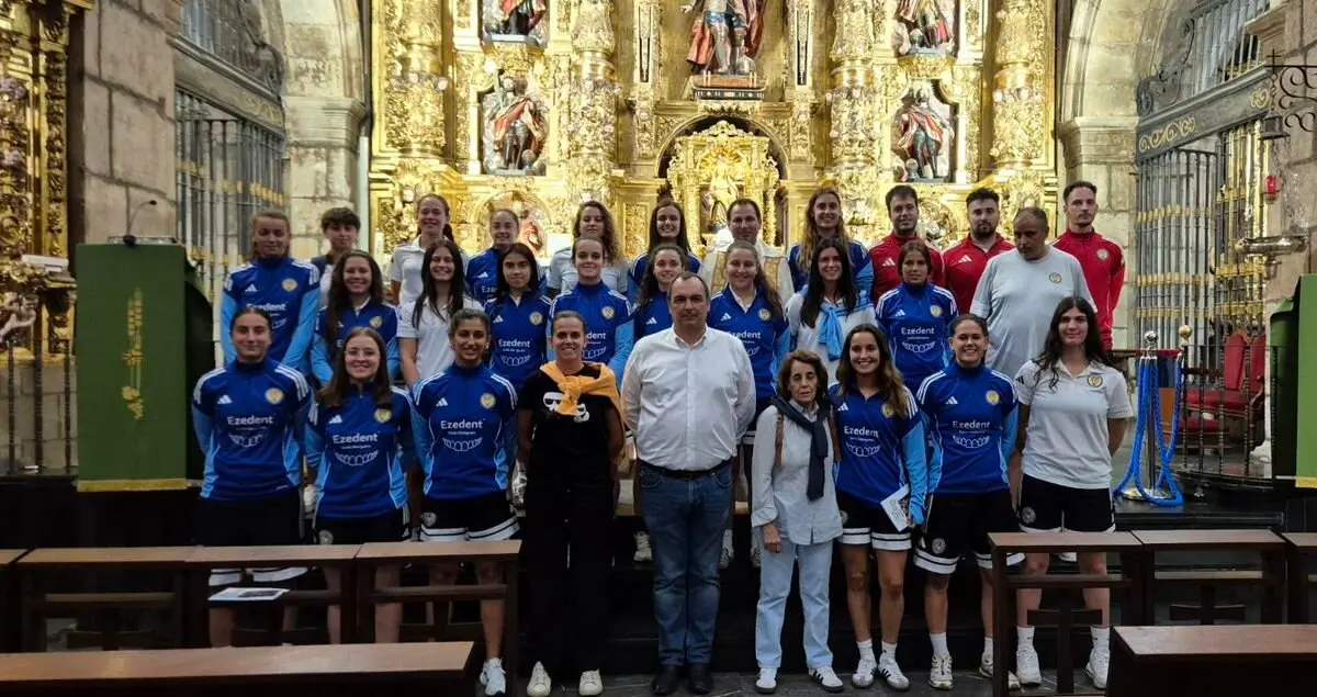Directiva, cuerpo técnico y jugadoras del primer equipo del Olímpico de León realizan una ofrenda floral en San Marcelo.