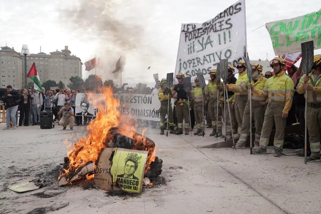 Una veintena de partidos políticos, sindicatos y organizaciones ciudadanas y vecinales han participado en una concentración frente al Parlamento autonómico para exigir al presidente de la Junta, Alfonso Fernández Mañueco, que cese al consejero de Medio Ambiente, Juan Carlos Suárez-Quiñones, por la gestión del operativo de incendios. Representantes de CSIF, UGT y CCOO se han sumado a la concentración. Fotos: Eduardo Margareto