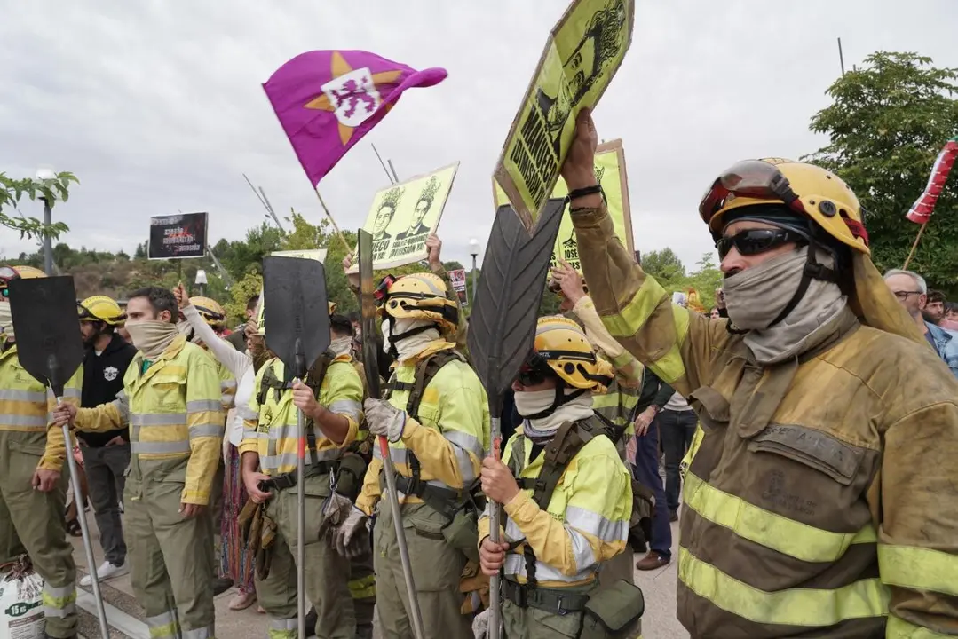 Concentración Brigadistas forestales ante las Cortes de Castilla y León