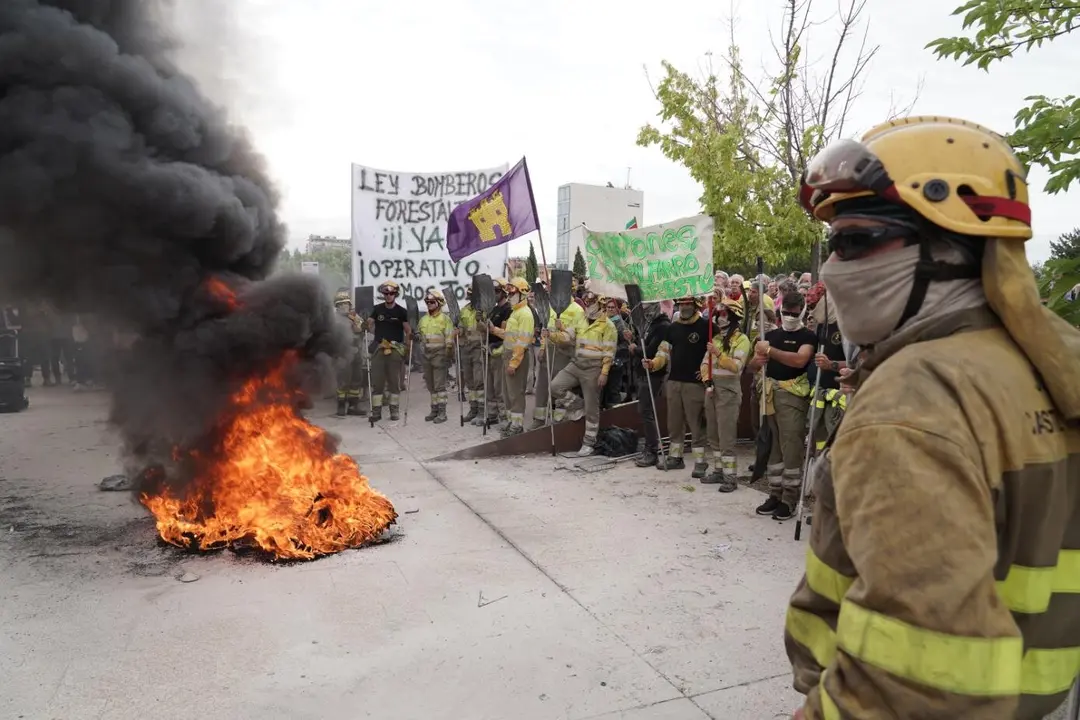 Brigadistas forestales durante una de sus protestas por la situación laboral en la que se encuentran.