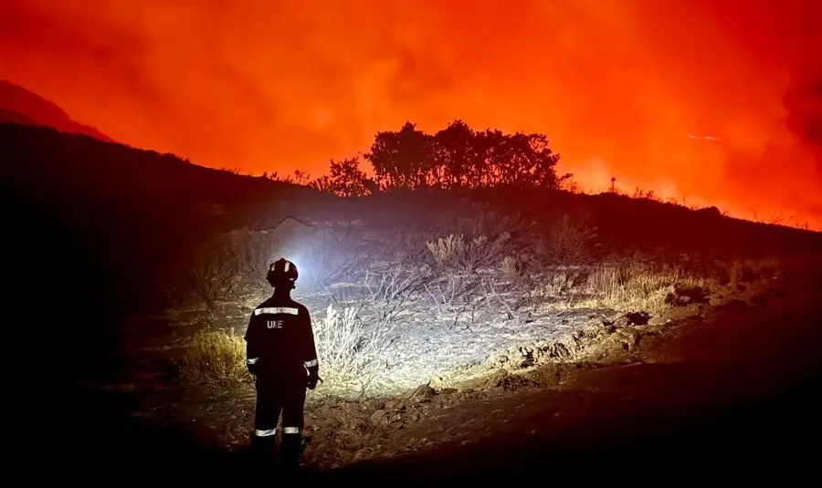 Un militar de la UME ante el incendio de Colinas, en León, este verano. Foto: UME