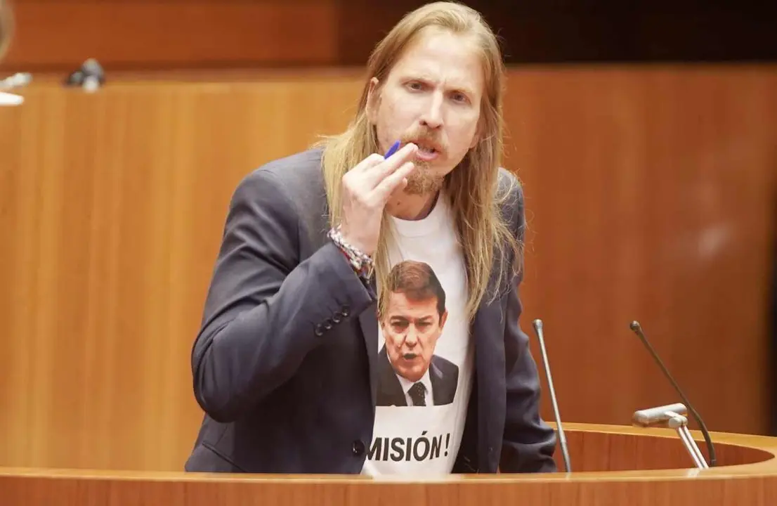 Pleno extraordinario de las Cortes; en la imagen Pablo Fernández con una camiseta alusiva a Mañueco.