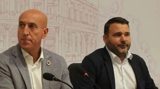 El edil Jon Ander Fernández (dcha.) junto al alcalde José Antonio Diez.