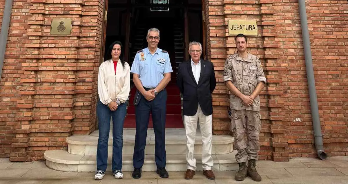 Visita a la Base A&eacute;rea de los alcaldes de Valverde y San Andr&eacute;s.