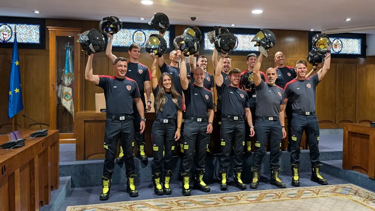 Toma de posesión de los doce nuevos bomberos de Ponferrada, entre ellos Carla García, primer mujer en el cuerpo.
