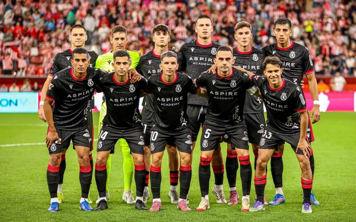 Alineación inicial de la Cultural en El Molinón.