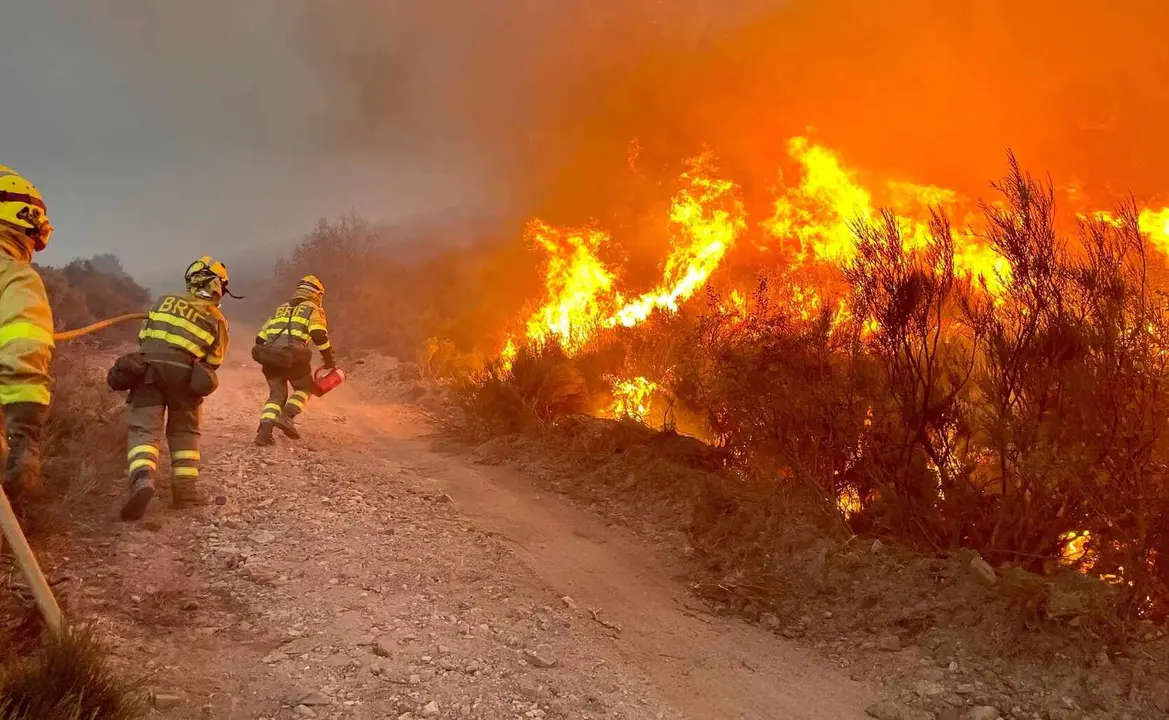 Brigadistas aplicando fuego técnico hace 22 horas en una imagen tomada por los propios equipos de extinción.