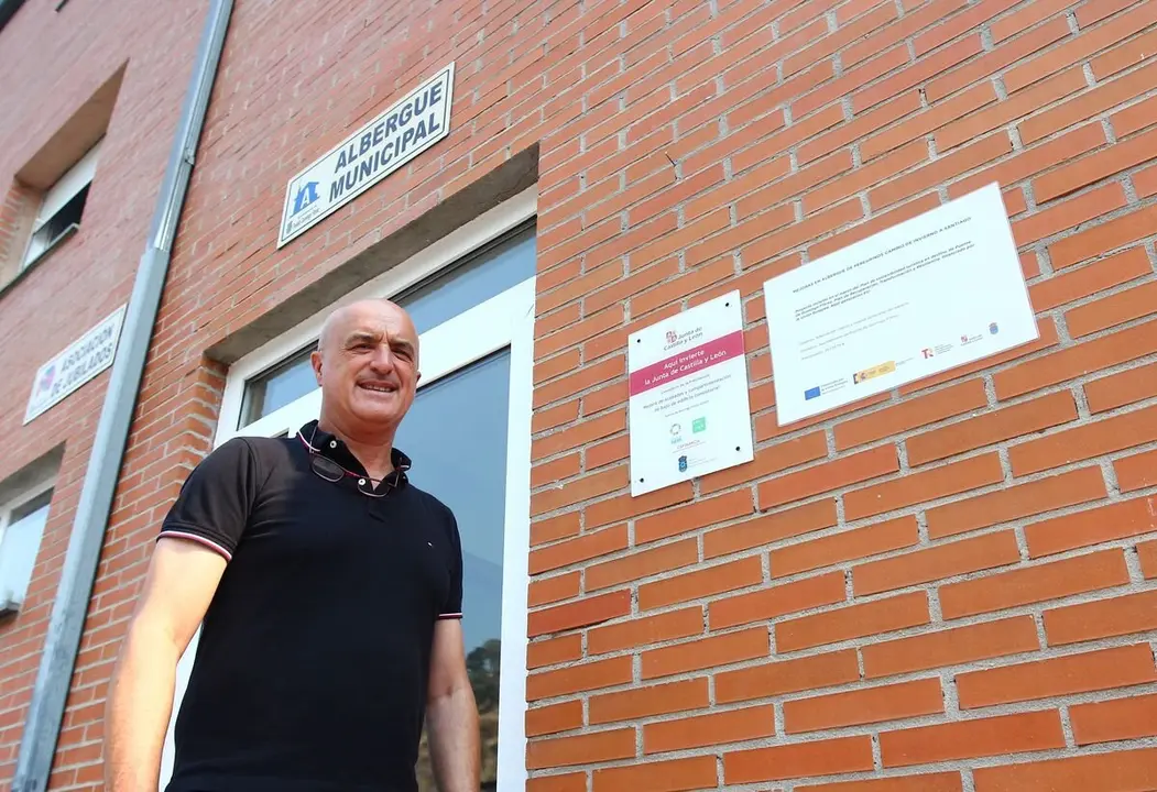 El alcalde de Puente Domingo Florez (León), Julio Arias, junto a la sede del nuevo albergue municipal para el Camino de Invierno. Foto: César Hornija