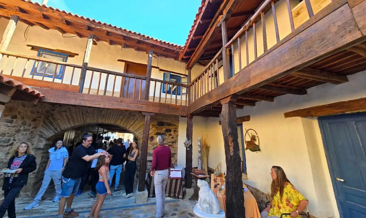 Santa Colomba de Somoza celebra el éxito multitudinario de sus patios abiertos. Más de 60 artesanos y miles de visitantes reafirman a la feria 'Patios con Arte' como referente cultural y rural de la  Maragatería. Fotos: Carlos Calvo