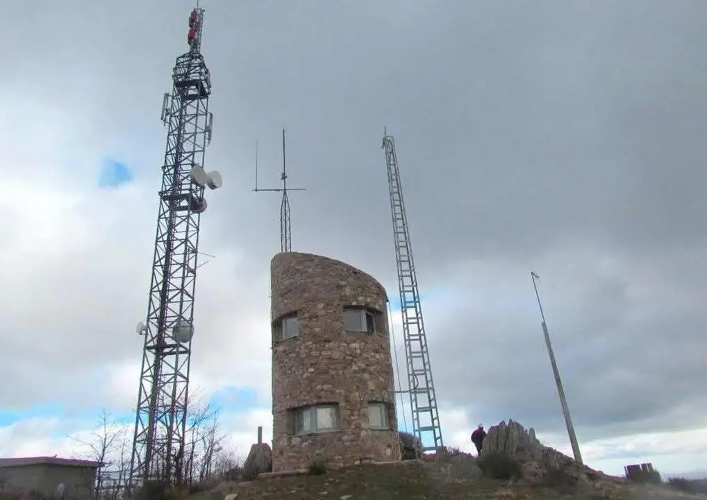 Imagen de la torre de vigilancia de Cuero Rosales en Omaña.  Foto: Alfredo Azadón