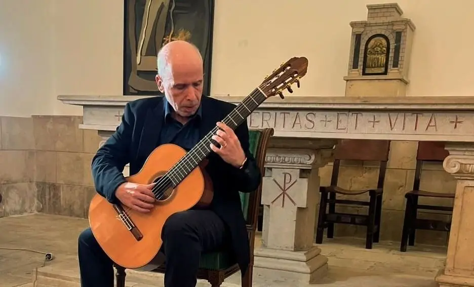 El guitarrista Carles Pons i Altés, durante su concierto en la Fundación Merayo.
