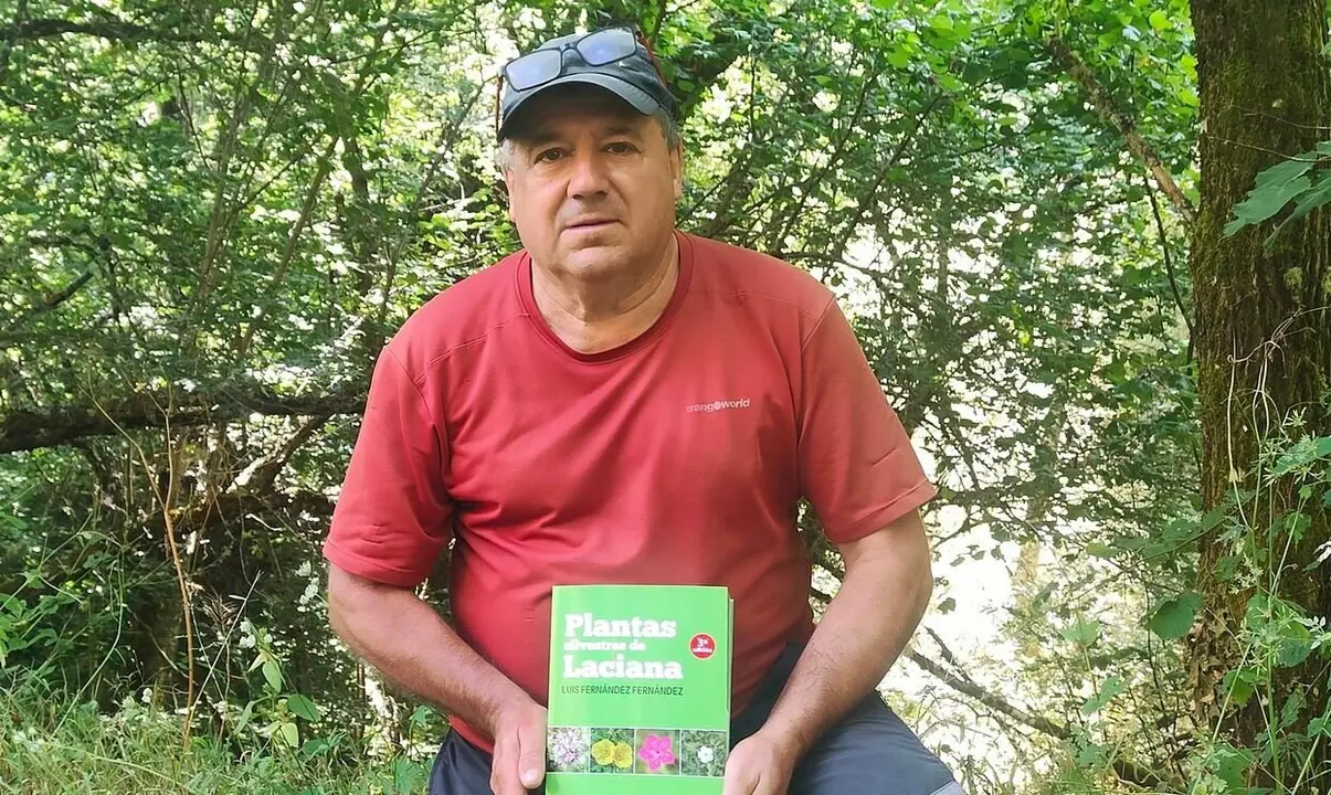 Luis Fernández con su libro Plantas silvestres de Laciana.