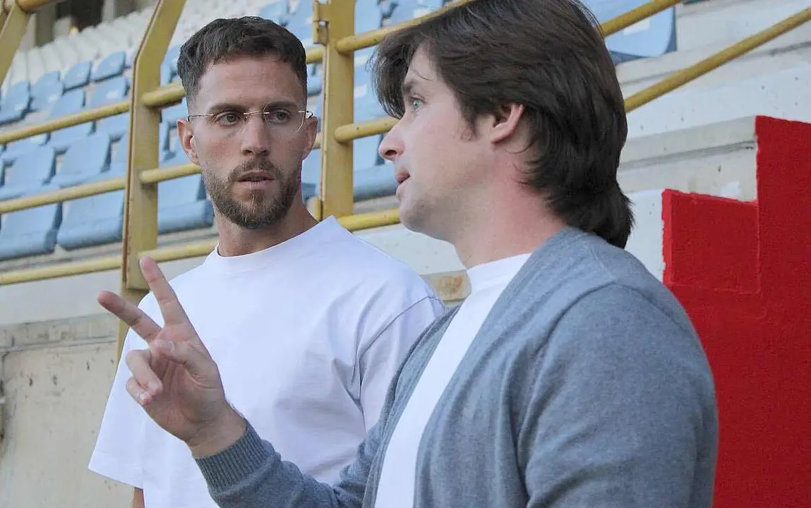 Manzanera, director deportivo de la Cultural, acompaña a Calero, tras su incorporación al equipo.