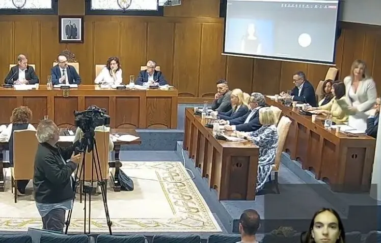 Momento de la expulsión de la edil de Vox (derecha) del pleno de Ponferrada este lunes.