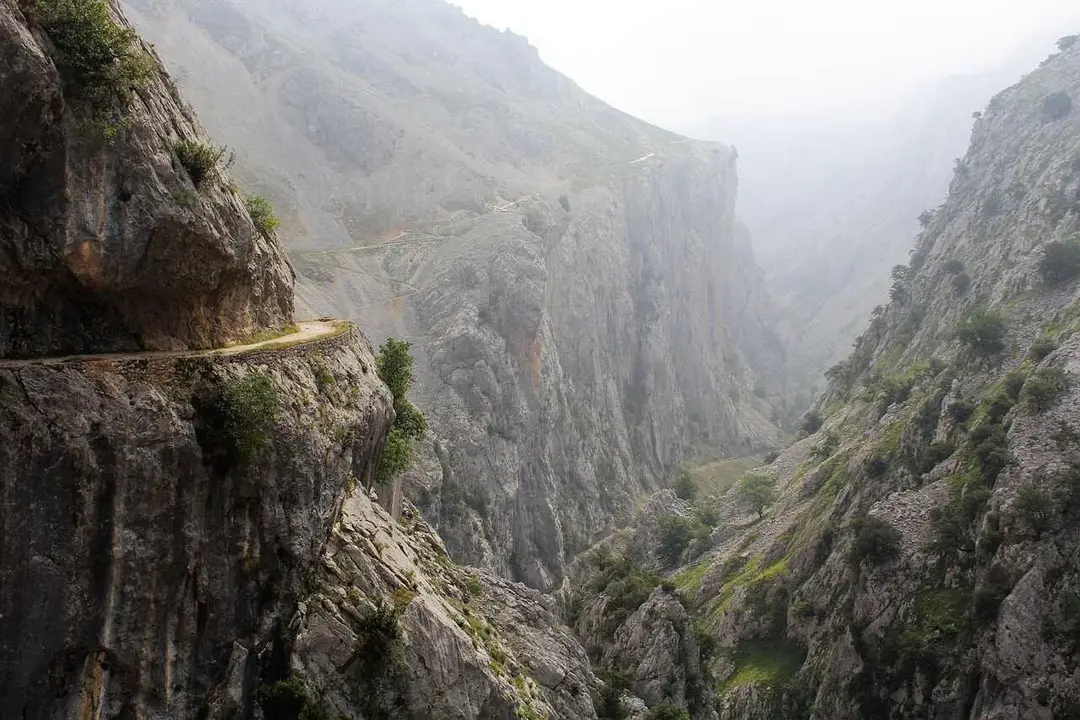 Empresarios y vecinos piden la reapertura de la Ruta del Cares en su totalidad. El trazado tiene un cierre parcial por riesgo de desprendimientos.