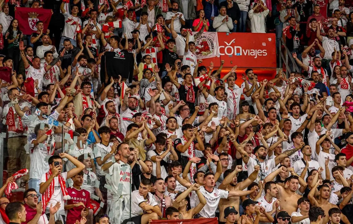 Aficionados de la Cultural durante un partido.