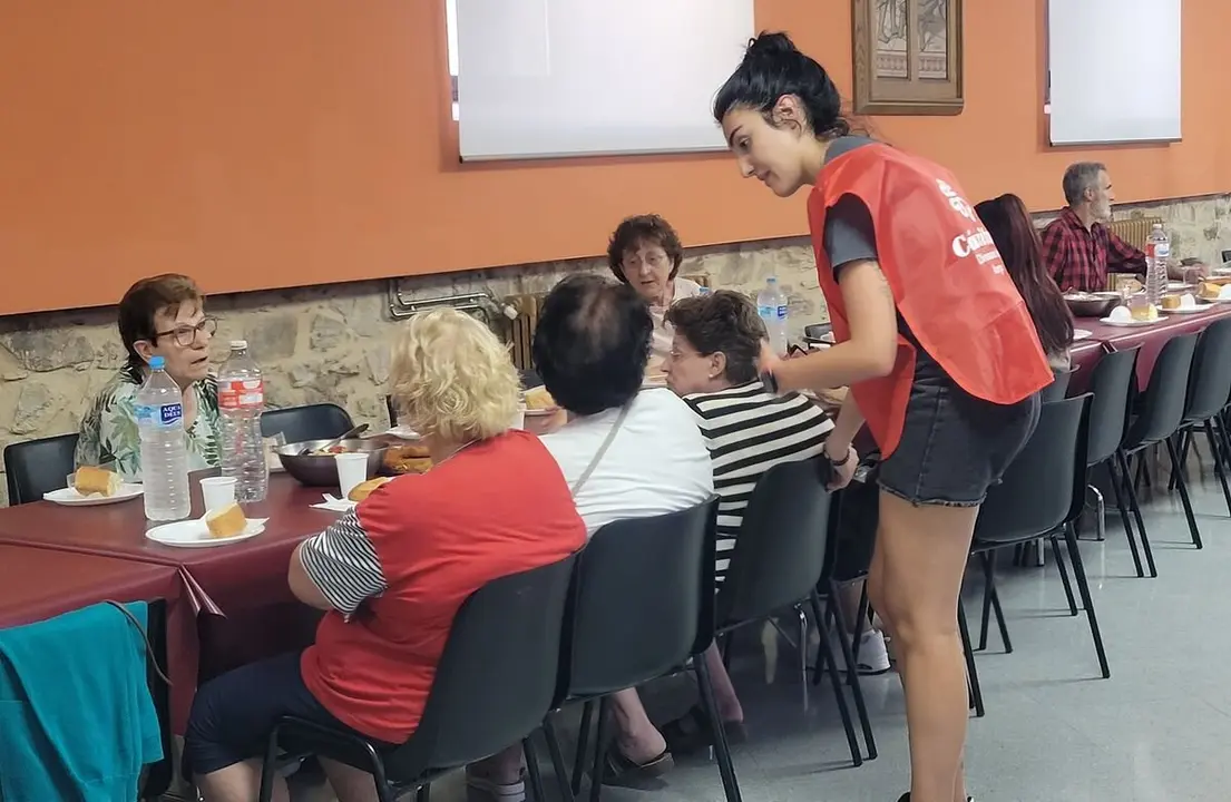 Una voluntaria de Cáritas ayuda a familias damnificadas por los incendios de la provincia de León.