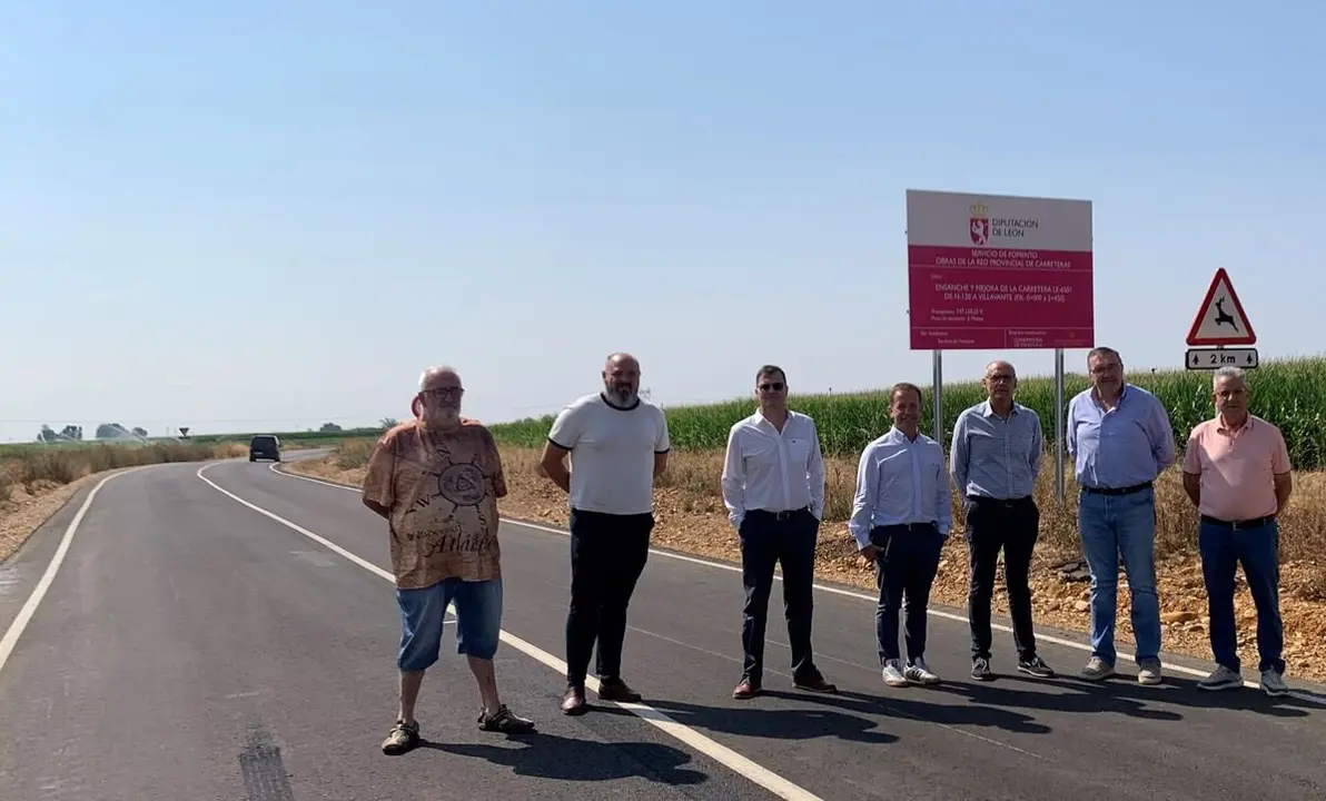El vicepresidente de la Diputación de León, Roberto Aller, acompañado por el alcalde de Santa Marina del Rey y diputado de Derechos Sociales y Territorio Sostenible, Francisco Javier Álvarez, y diversos miembros de la Corporación municipal, ha sido el encargado de recibir las obras que se han llevado a cabo en la LE-6501.