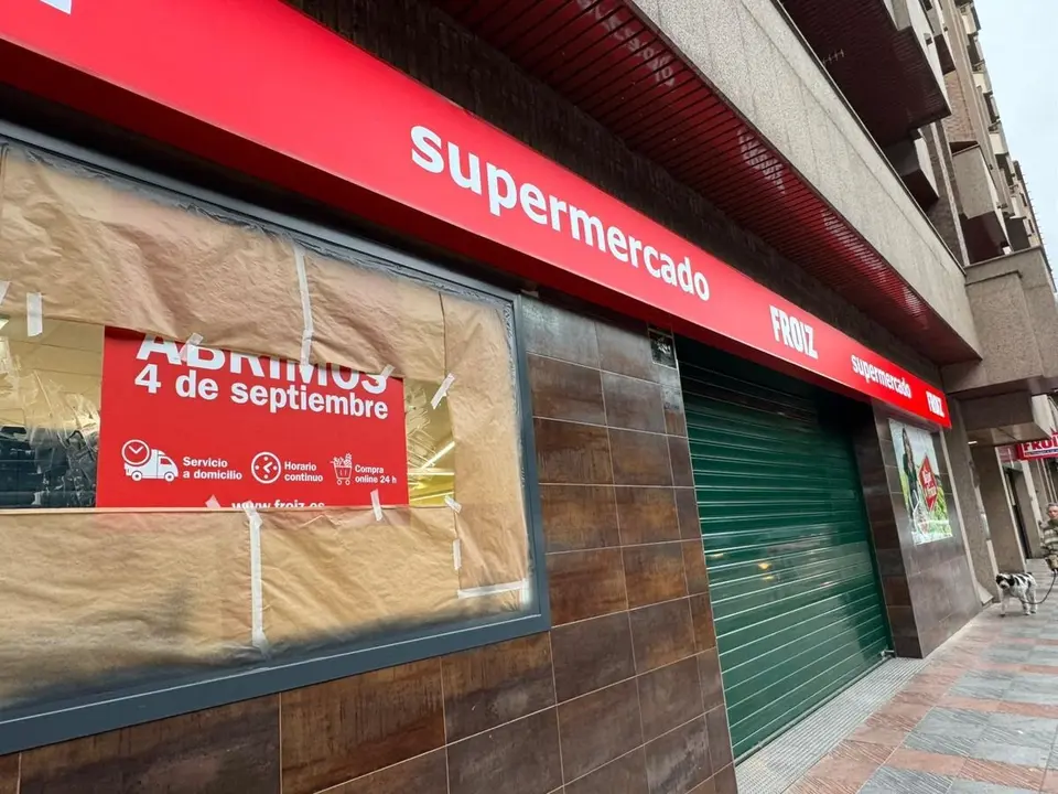 El letrero del 'FROIZ', este martes, en la acera del Paseo de Salamanca.