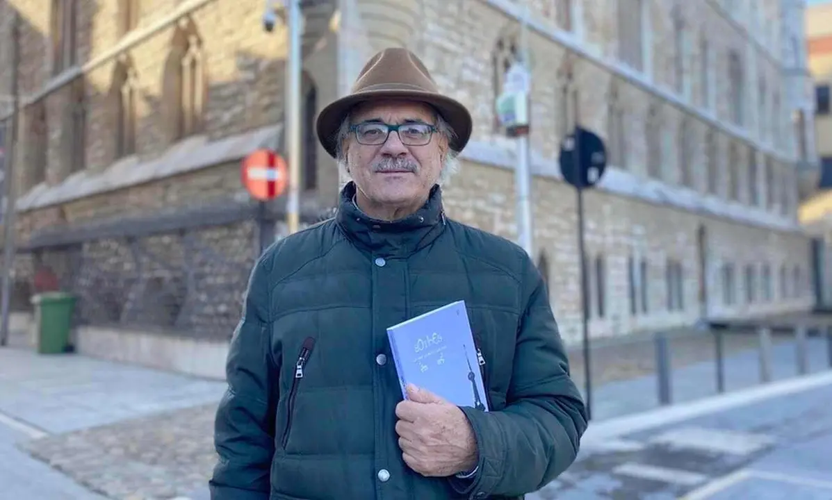 Antonio T. Reguera en el Museo Casa Botines Gaudí con su libro ‘Botines. Un solar, un pleito y una casa’.