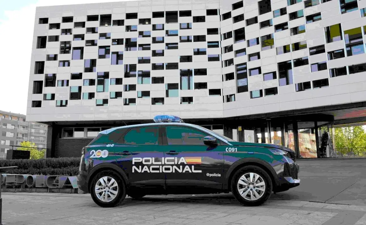 Imagen de una patrulla de la Policía Nacional en la comisaría de San Andrés del Rabanedo.
