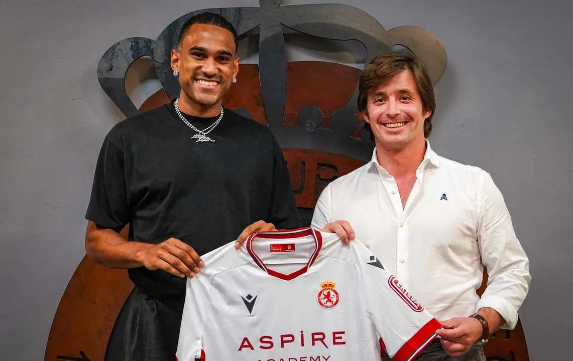 Mboula, junto al director deportivo de la Cultural Jose Manzanera.