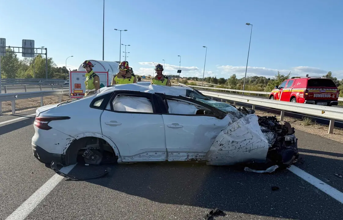 El siniestro se produjo en el kil&oacute;metro 142 de la autopista AP-66, a la altura de Valverde de la Virgen, cuando un veh&iacute;culo volc&oacute; tras dar varias vueltas de campana. Un segundo veh&iacute;culo result&oacute; implicado. Foto: Bomberos Le&oacute;n
