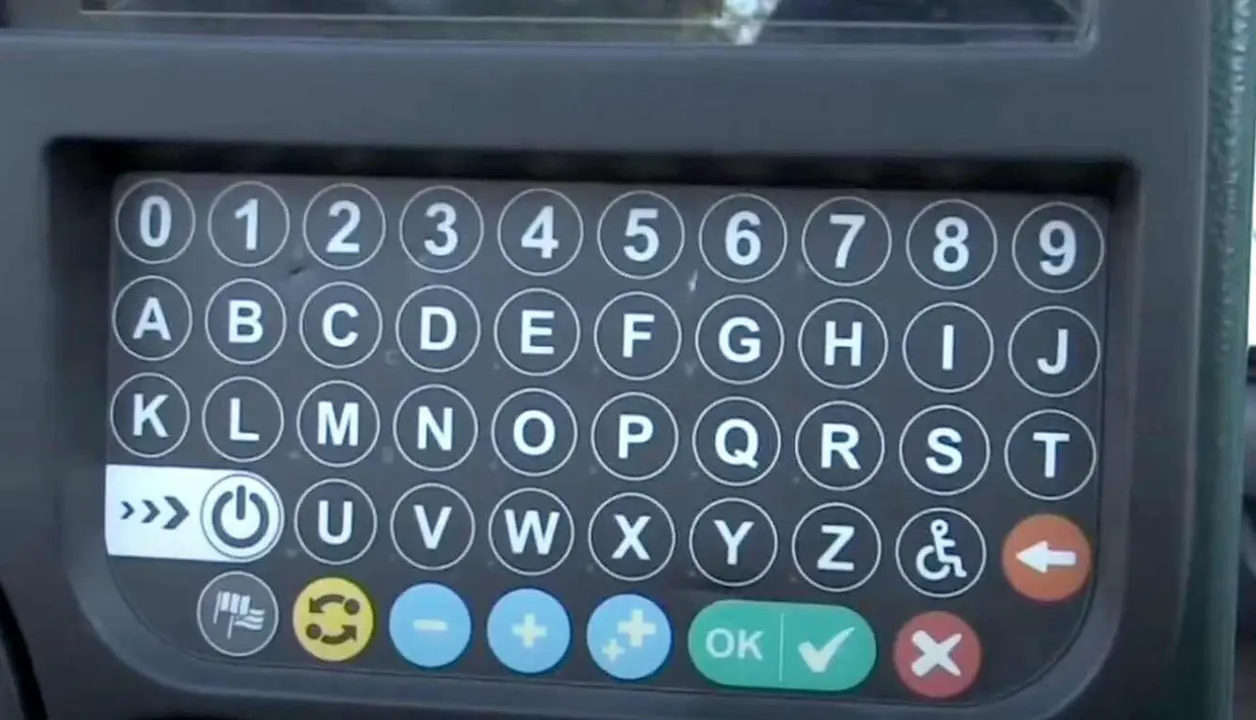 Imagen de una pantalla táctil en una torre de la ORA para obtener el ticket en León capital.