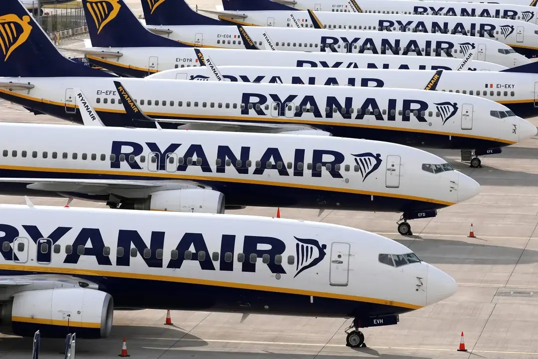 La aerolínea reduce 600.000 plazas en los aeropuertos regionales y suspende los vuelos a Vigo y Tenerife Norte.
