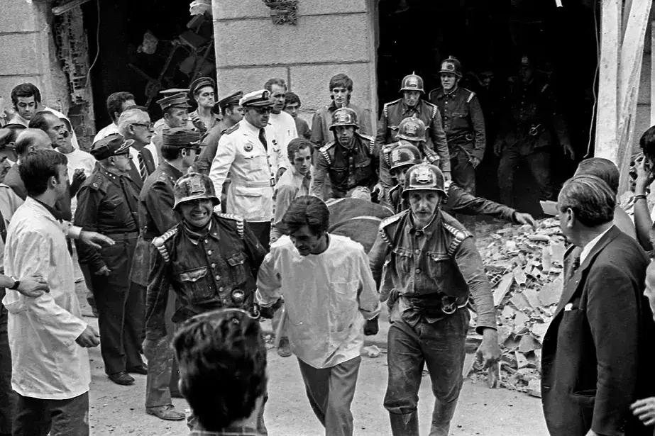 Camilleros y bomberos sacando heridos de la cafetería Rolando, 13 de septiembre de 1974. Foto: Archivo Regional de la CAM