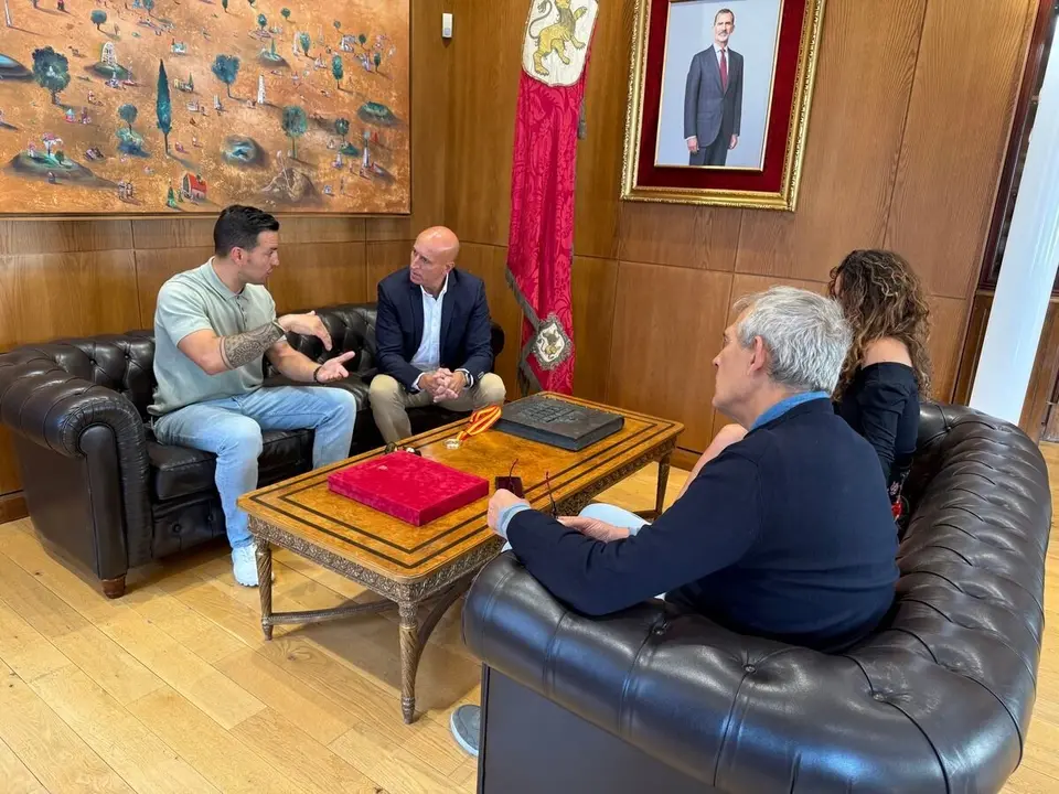 El alcalde de León, José Antonio Diez, y el concejal de Deportes, Vicente Canuria, en la recepción oficial a Moncho en el Ayuntamiento.