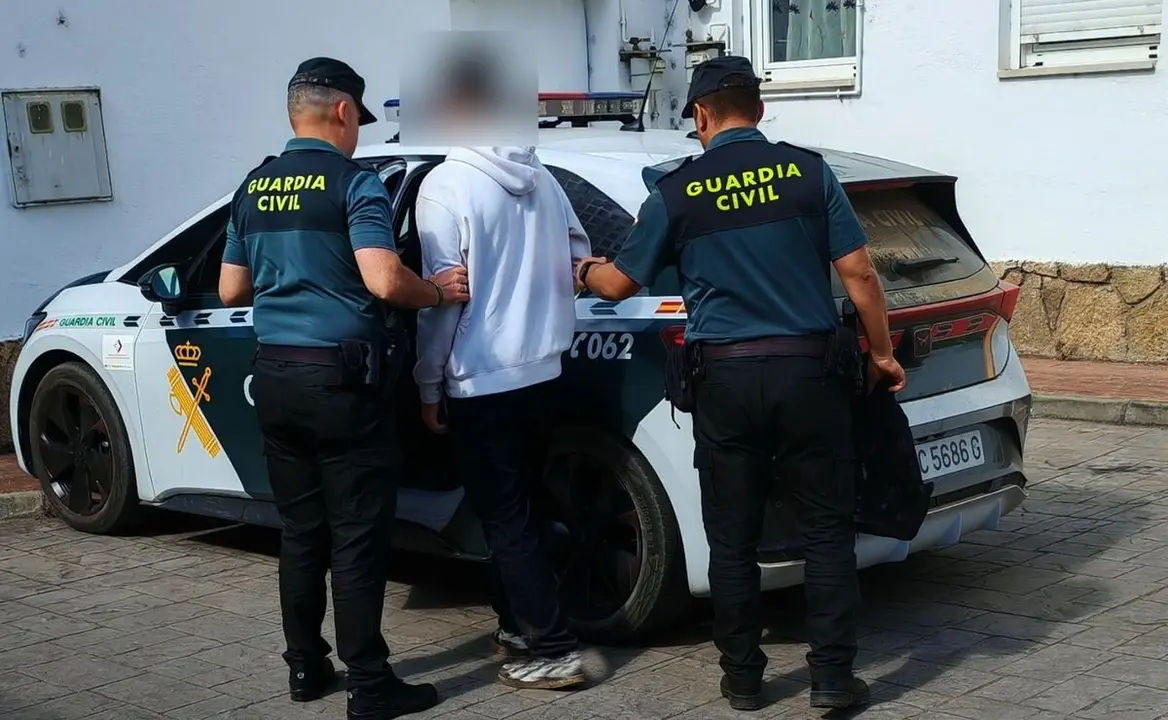 Momento de la detención del joven de 19 años en Camponaraya. Foto: Guardia Civil