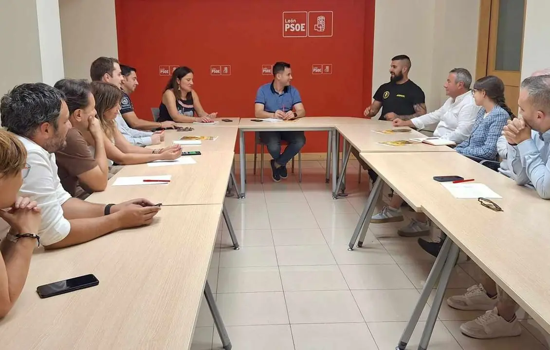 Reunión con bomberos forestales en la sede del PSOE de León.