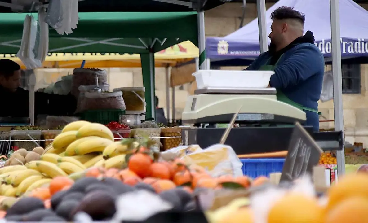 Imagen de un comerciante en la Plaza Mayor, antes de ser desplazados por las obras.