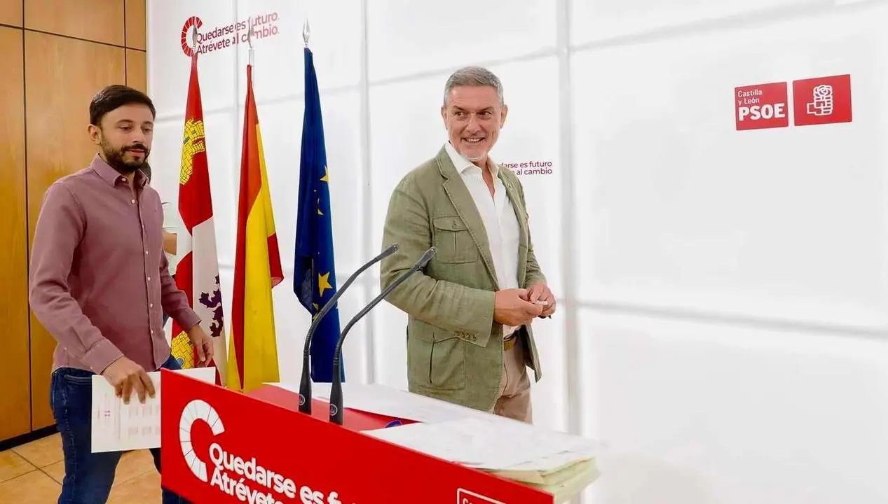 El secretario de Política Municipal del PSCyL, Fran Díaz, y el portavoz de Medio Ambiente del Grupo Socialista en las Cortes, José Luis Vázquez, presentan una iniciativa en materia de prevención y extinción de incendios para su debate en los ayuntamientos y diputaciones