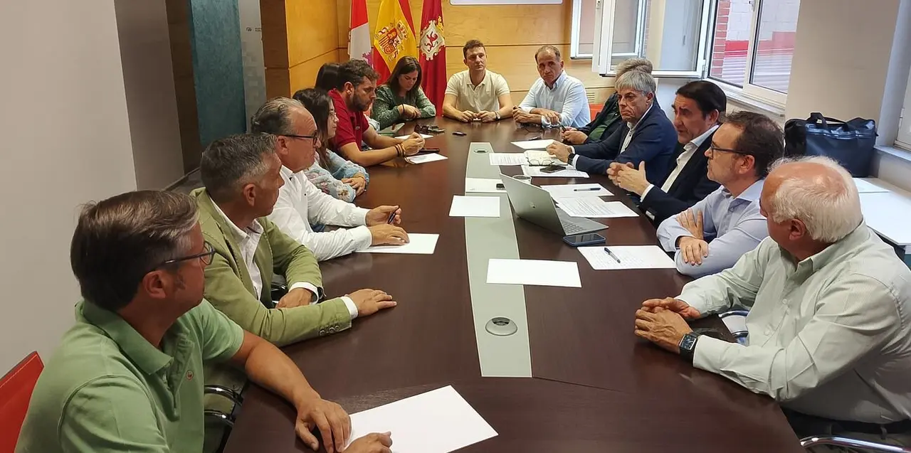Reunión con diputados y procuradores